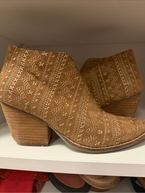 Amuse Society Tan Embroidered Suede Ankle Booties